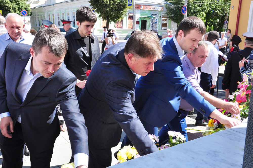 Возложение цветов к памятнику сотрудникам ОВД Орловской области