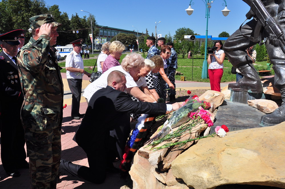 Возложение цветов к памятнику участникам локальных войн и военных конфликтов, г. Орел